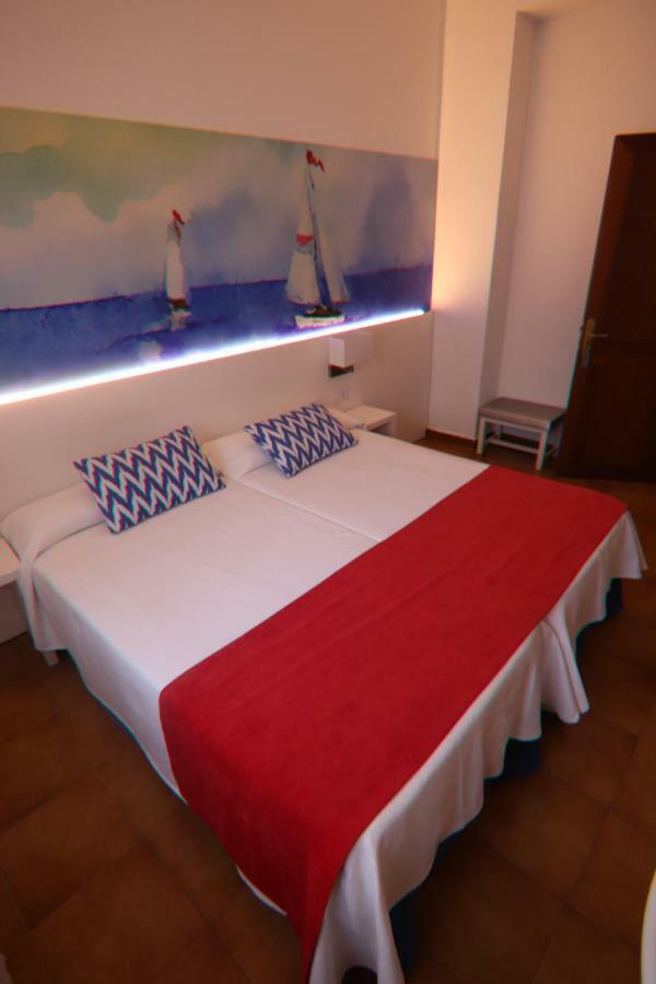Hostal Cala Ratjada المظهر الخارجي الصورة